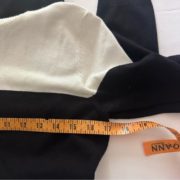 Calvin Klein Women’s Color Block Turtle Neck Black Gray Sweater size Small - Picture 5 of 7